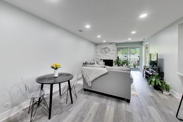 1520 Stonebridge Trail 2-1, Wheaton, IL 60189