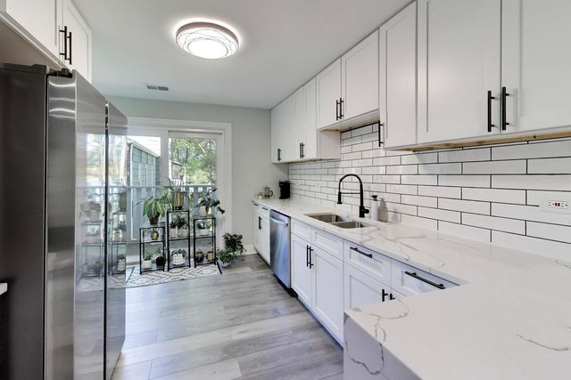 1520 Stonebridge Trail 2-1, Wheaton, IL 60189