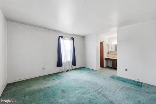 8135 LINDBERGH BLVD, Philadelphia, PA 19153