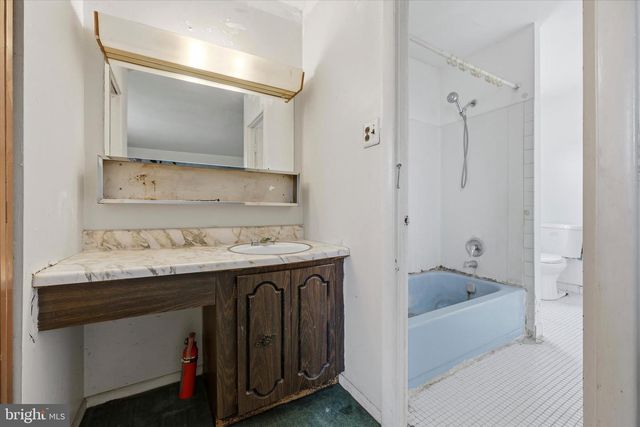 8135 LINDBERGH BLVD, Philadelphia, PA 19153