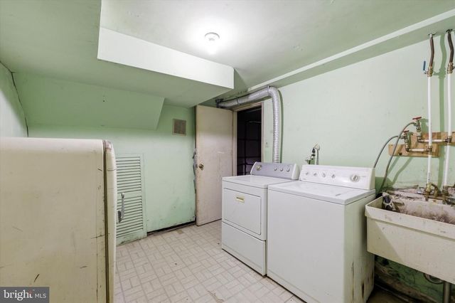 8135 LINDBERGH BLVD, Philadelphia, PA 19153