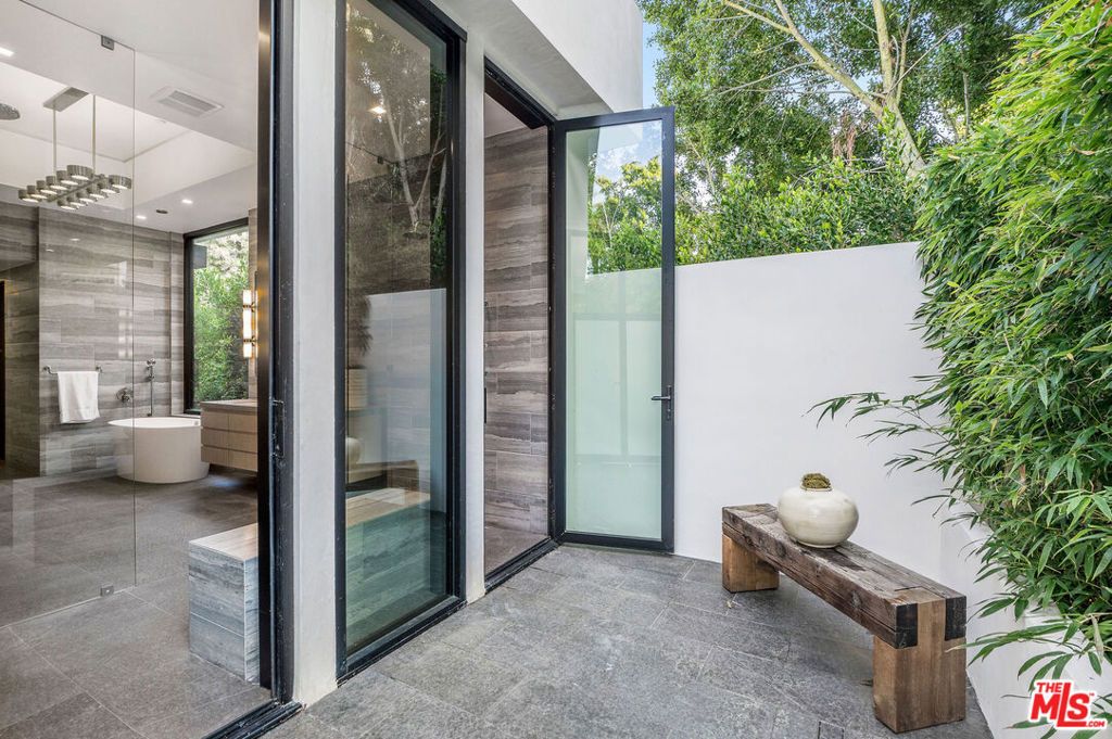 Image 11 of property listing at 1049 Loma Vista Drive, Beverly Hills, CA 90210