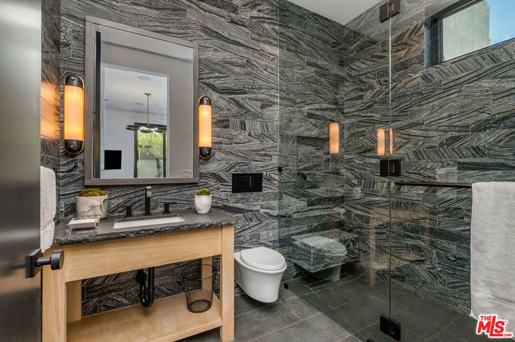 Image 16 of property listing at 1049 Loma Vista Drive, Beverly Hills, CA 90210