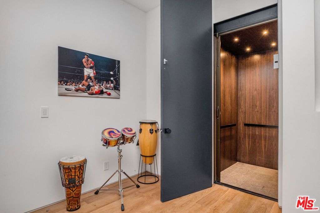Image 17 of property listing at 1049 Loma Vista Drive, Beverly Hills, CA 90210