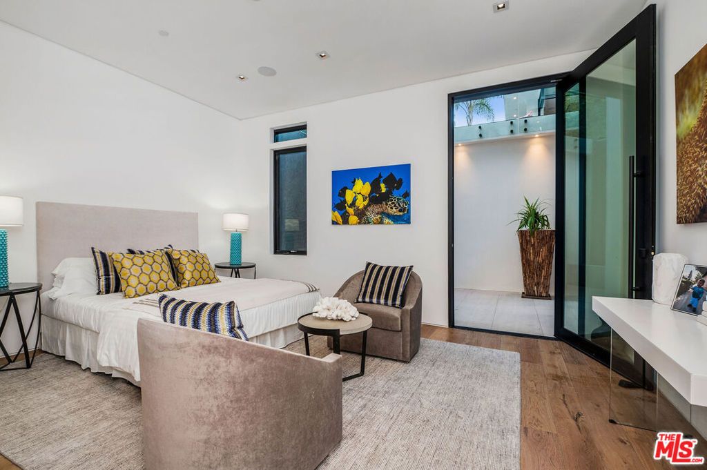 Image 18 of property listing at 1049 Loma Vista Drive, Beverly Hills, CA 90210
