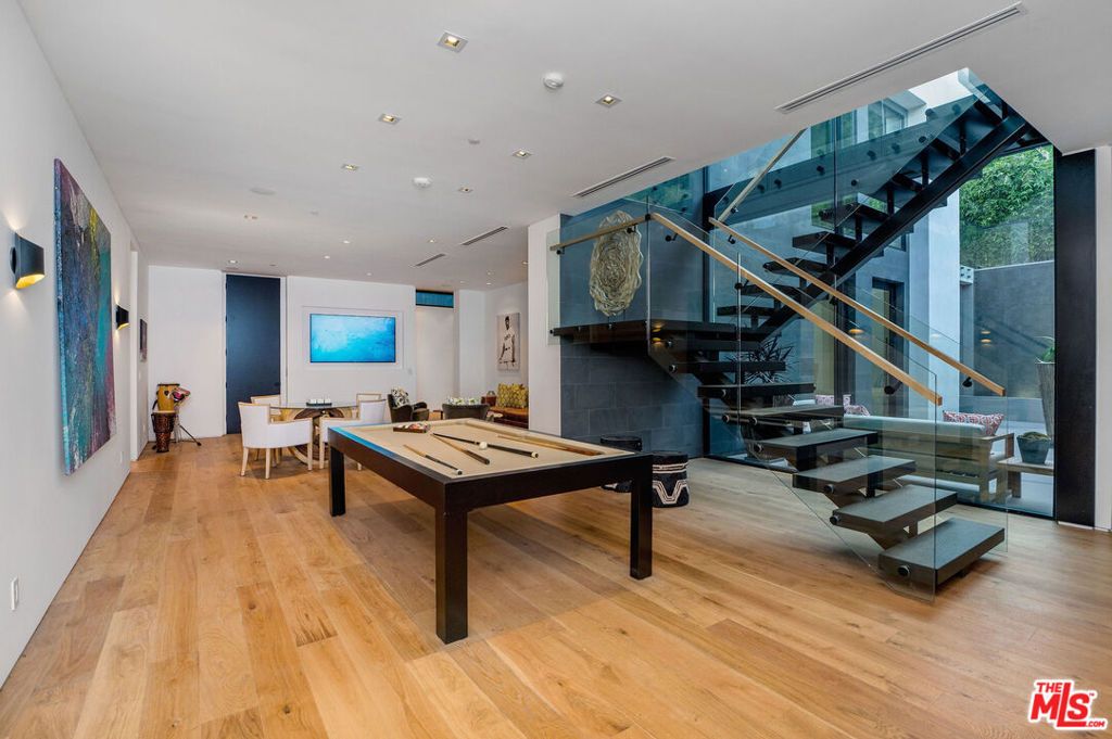 Image 19 of property listing at 1049 Loma Vista Drive, Beverly Hills, CA 90210