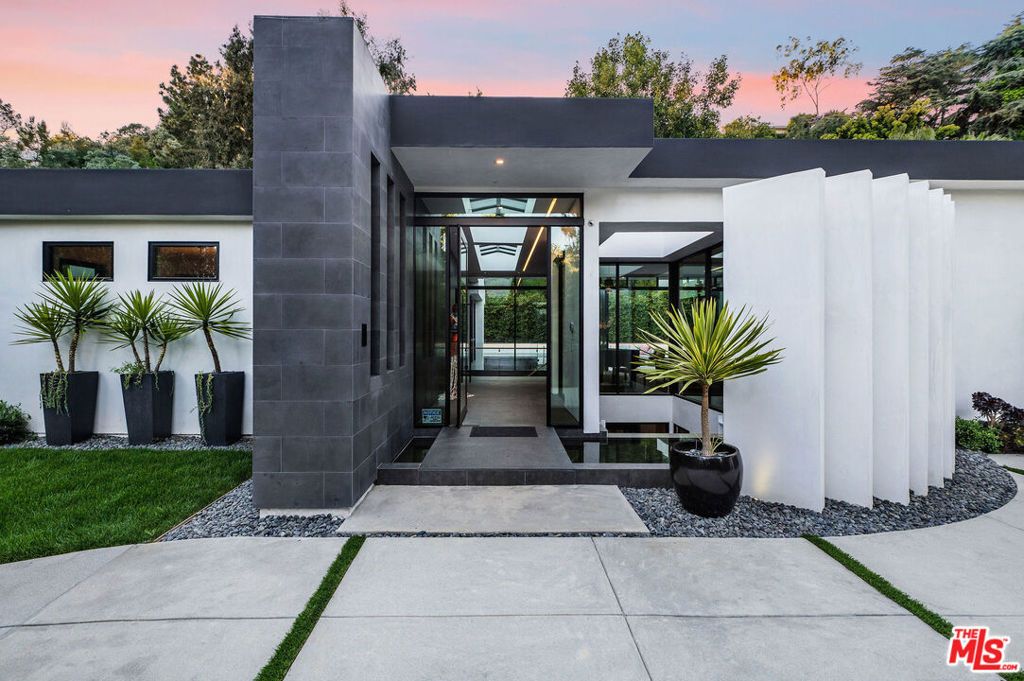Image 2 of property listing at 1049 Loma Vista Drive, Beverly Hills, CA 90210