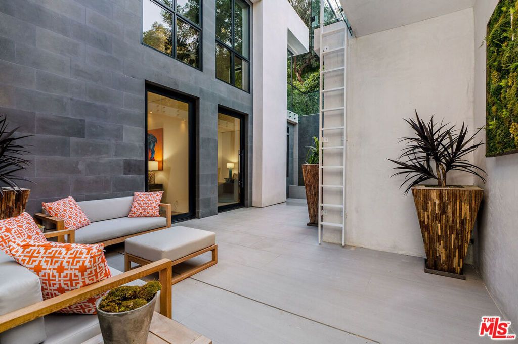 Image 20 of property listing at 1049 Loma Vista Drive, Beverly Hills, CA 90210