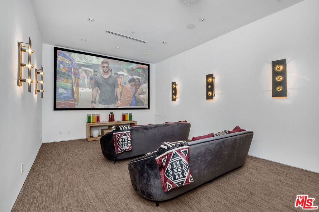 Image 22 of property listing at 1049 Loma Vista Drive, Beverly Hills, CA 90210