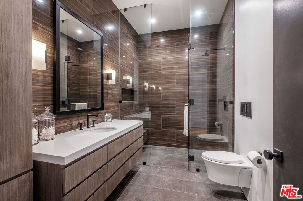 Image 24 of property listing at 1049 Loma Vista Drive, Beverly Hills, CA 90210