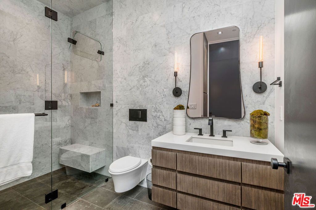 Image 25 of property listing at 1049 Loma Vista Drive, Beverly Hills, CA 90210