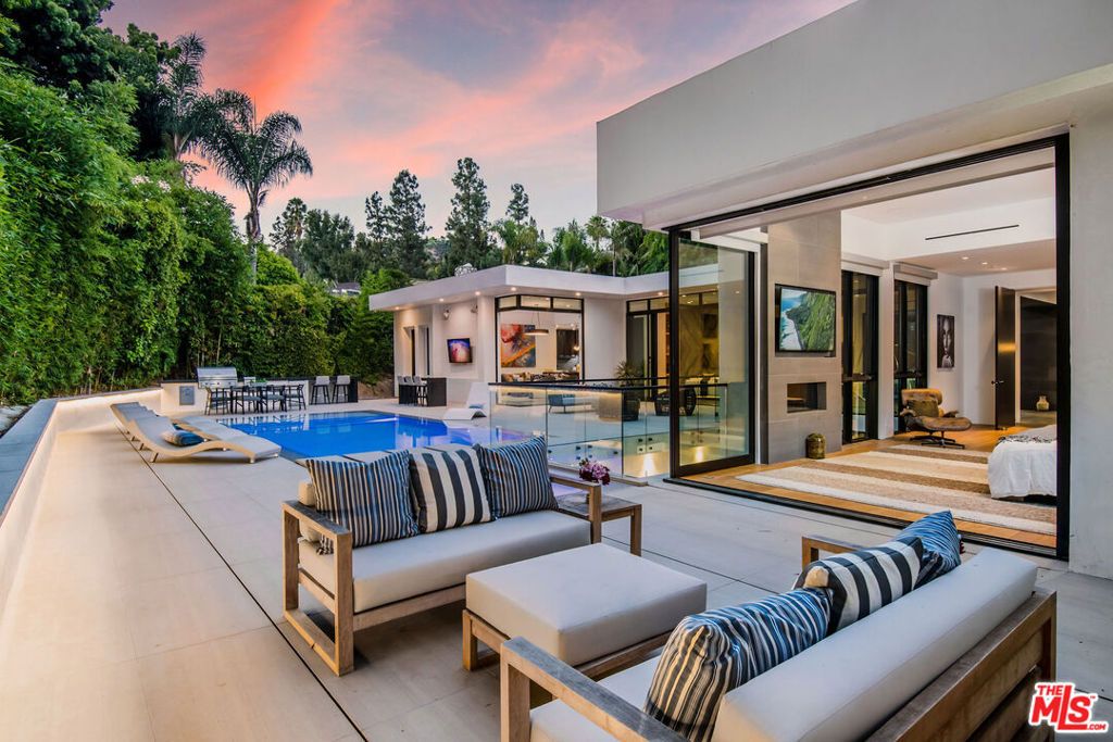 Image 28 of property listing at 1049 Loma Vista Drive, Beverly Hills, CA 90210