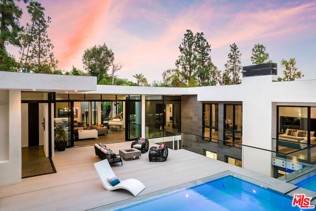 Image 29 of property listing at 1049 Loma Vista Drive, Beverly Hills, CA 90210