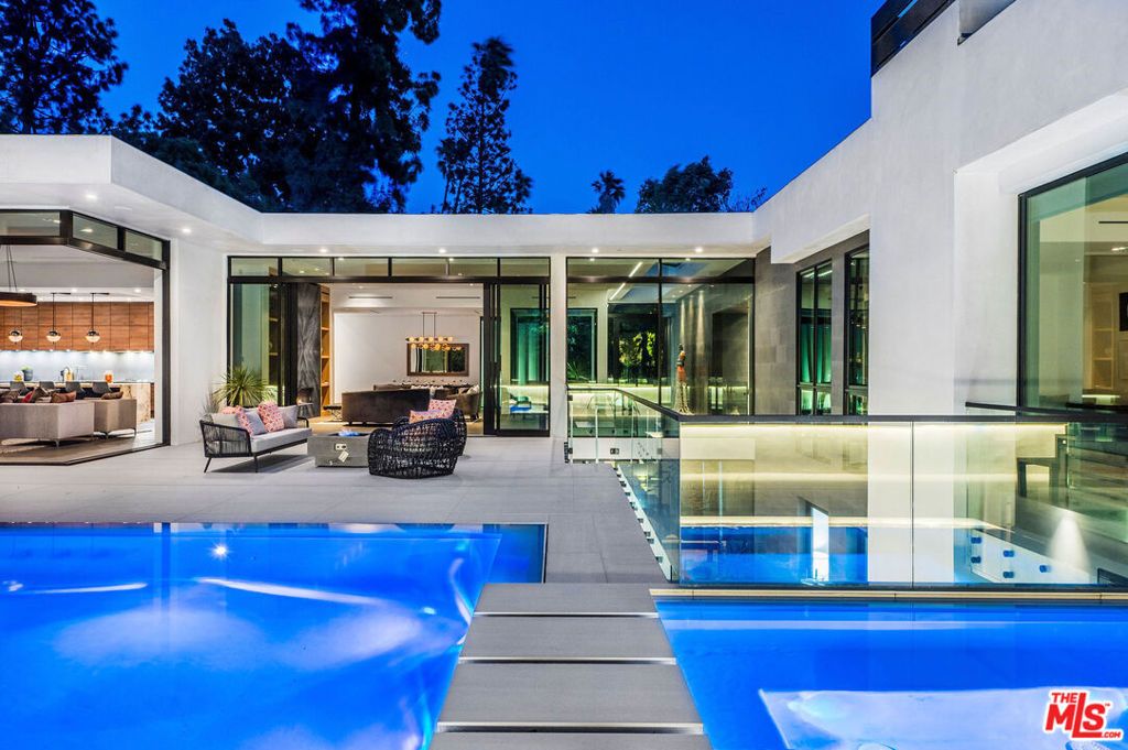Image 31 of property listing at 1049 Loma Vista Drive, Beverly Hills, CA 90210