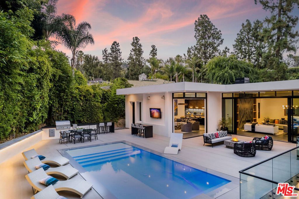 Image 34 of property listing at 1049 Loma Vista Drive, Beverly Hills, CA 90210