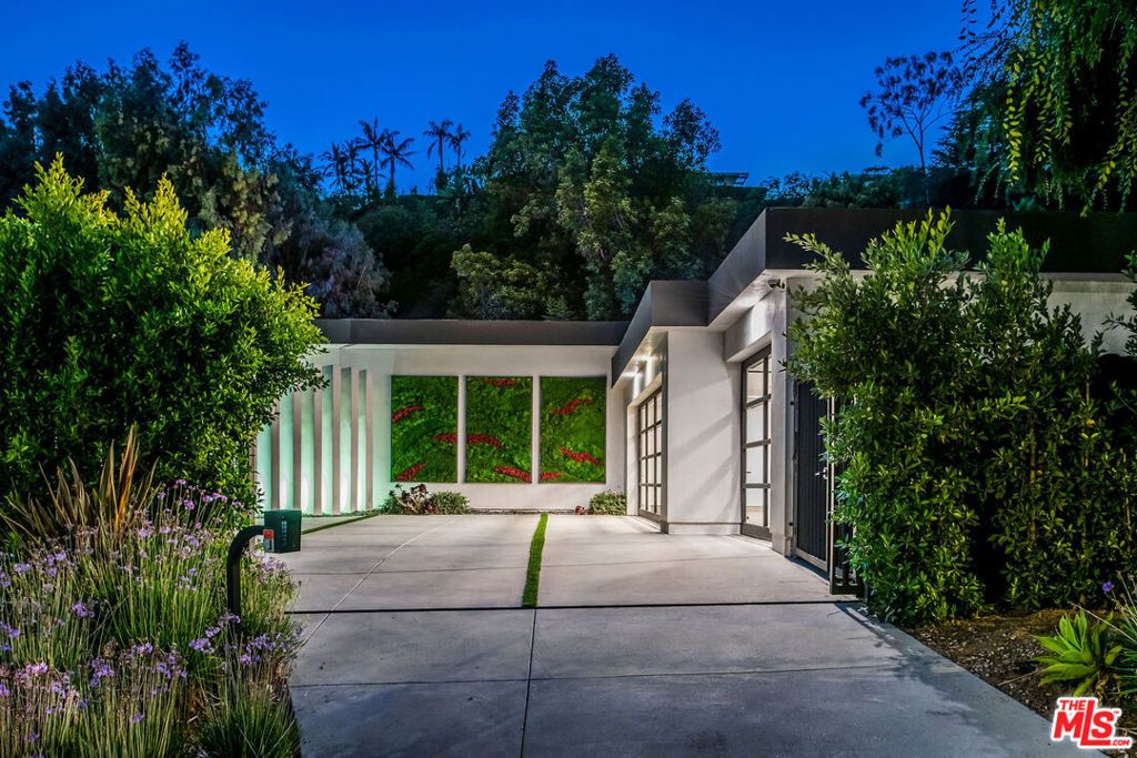 Image 36 of property listing at 1049 Loma Vista Drive, Beverly Hills, CA 90210