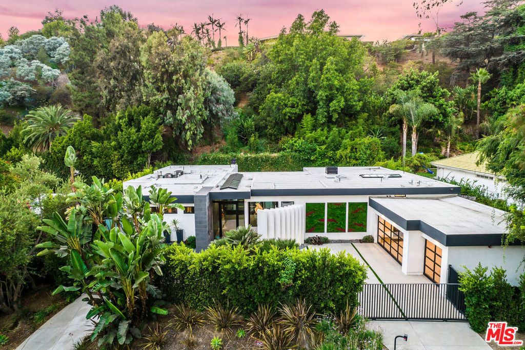 Image 37 of property listing at 1049 Loma Vista Drive, Beverly Hills, CA 90210
