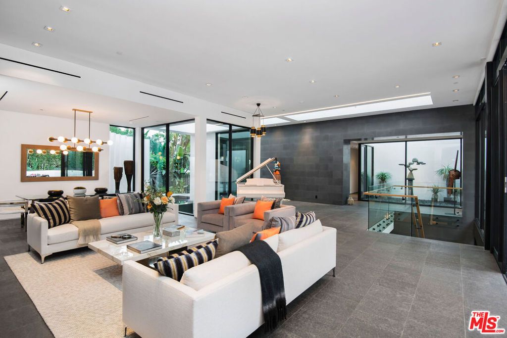 Image 4 of property listing at 1049 Loma Vista Drive, Beverly Hills, CA 90210