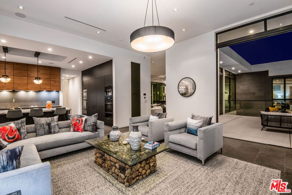 Image 5 of property listing at 1049 Loma Vista Drive, Beverly Hills, CA 90210
