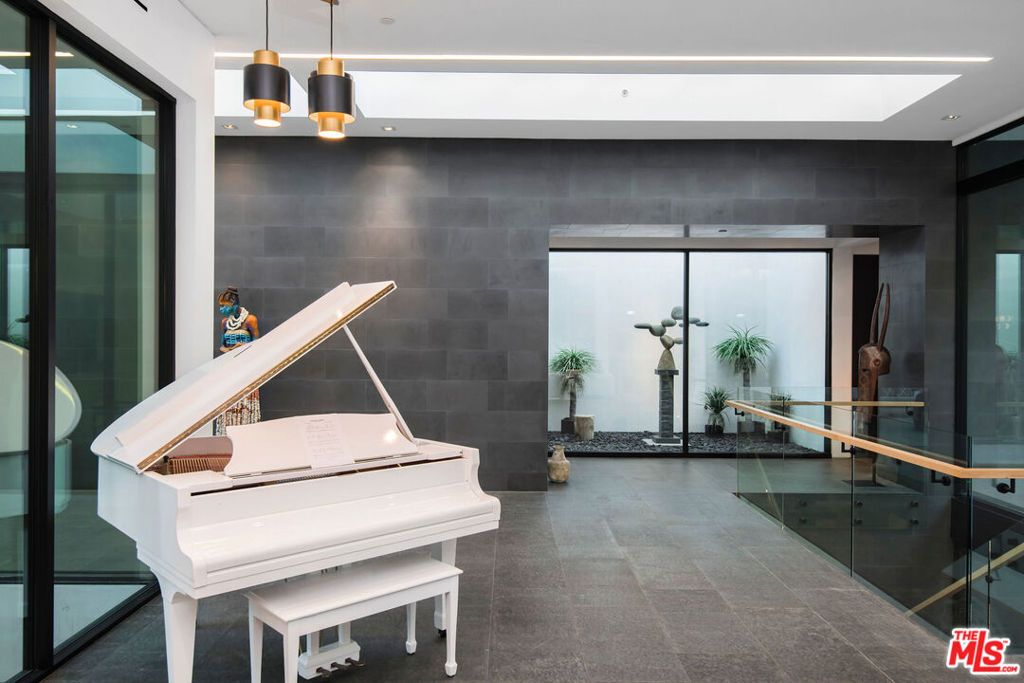 Image 7 of property listing at 1049 Loma Vista Drive, Beverly Hills, CA 90210