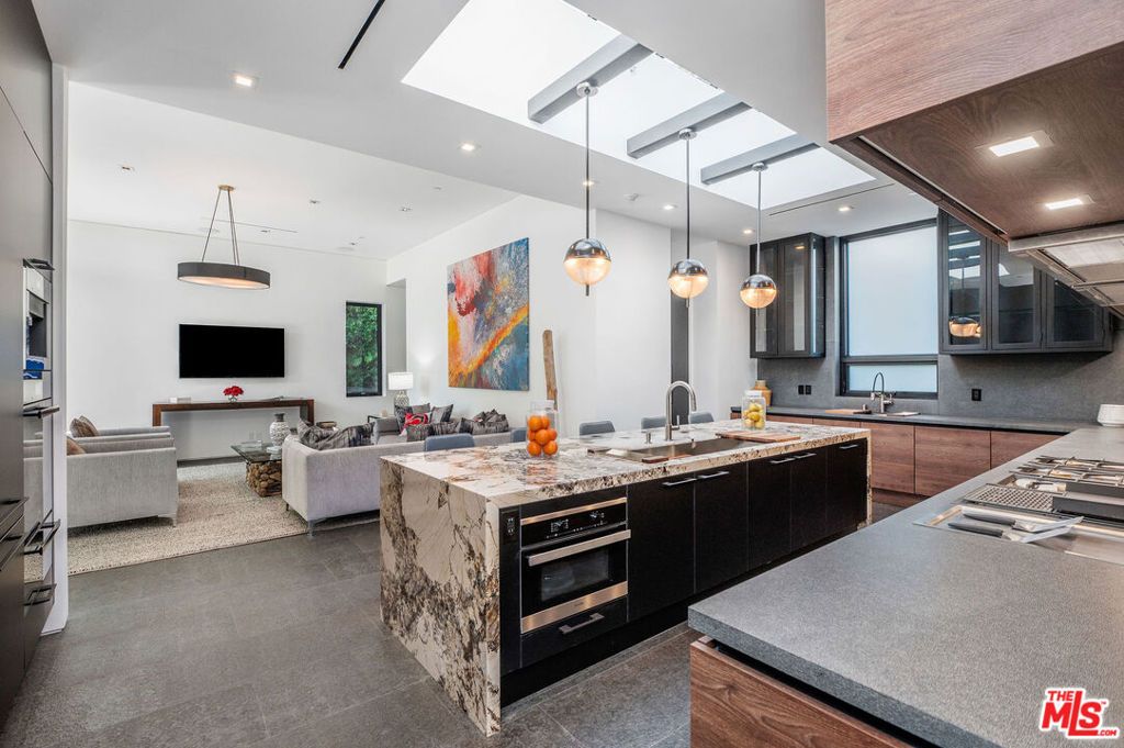 Image 8 of property listing at 1049 Loma Vista Drive, Beverly Hills, CA 90210