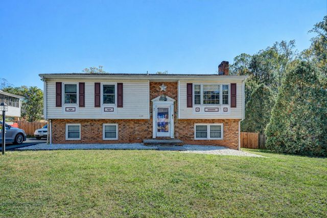 2124 BEAVERS LN, Vinton, VA 24179