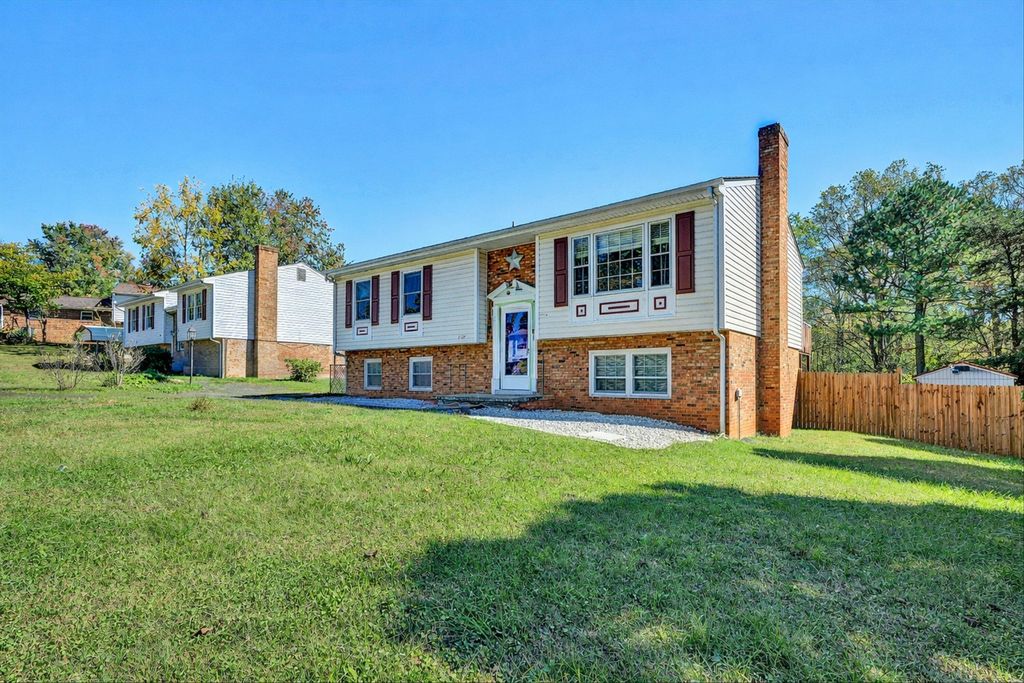2124 BEAVERS LN, Vinton, VA 24179