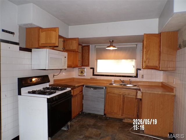 379 PORCHESTER Drive, Unincorporated, MO 63125