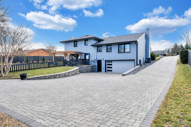 2352 Cantle LN, Roanoke, VA 24018