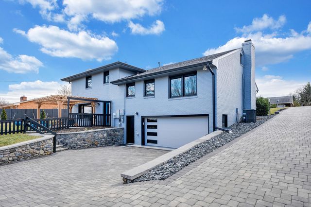 2352 Cantle LN, Roanoke, VA 24018