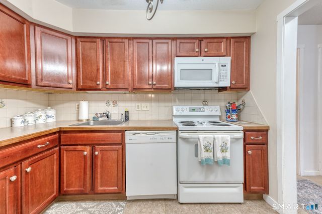 40 Hickory Hill 40, Southington, CT 06489