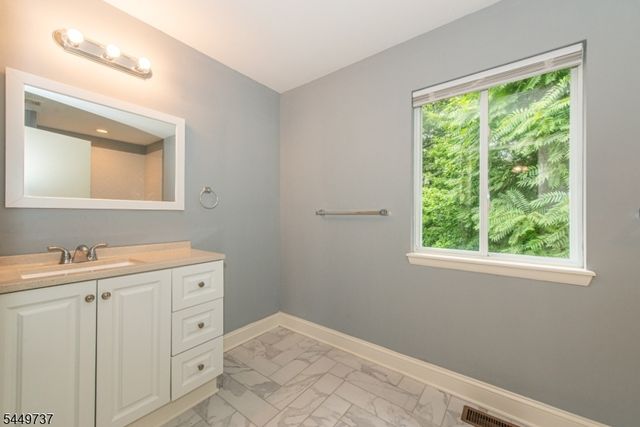 12 Pale Star Ct, Hardyston Twp., NJ 07419