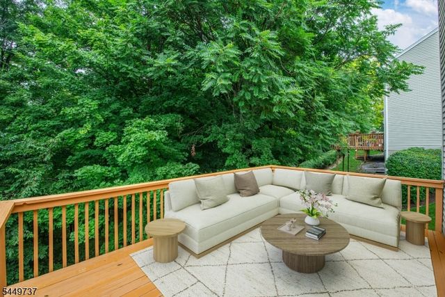 12 Pale Star Ct, Hardyston Twp., NJ 07419