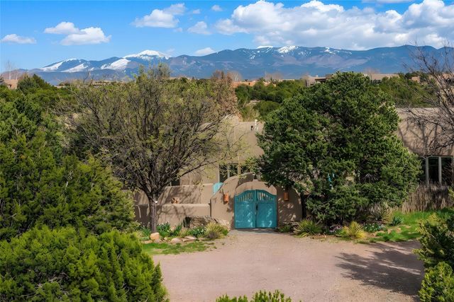 19 Falling Star Circle, Santa Fe, NM 87506