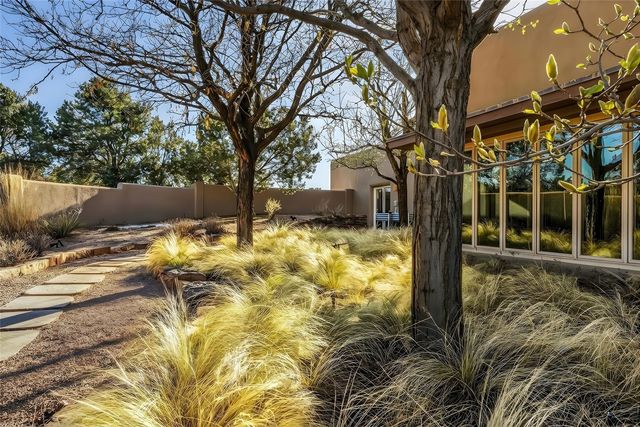 19 Falling Star Circle, Santa Fe, NM 87506