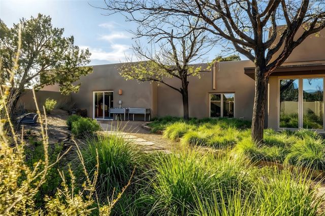 19 Falling Star Circle, Santa Fe, NM 87506