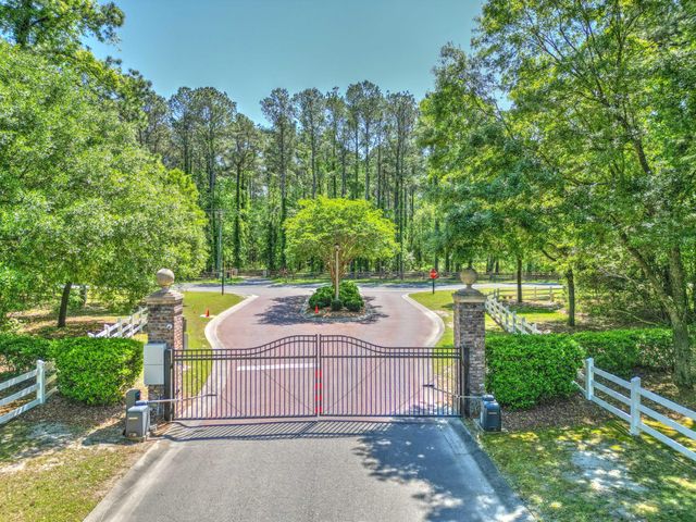 2033 Tacoma Circle, Ridgeville, SC 29472