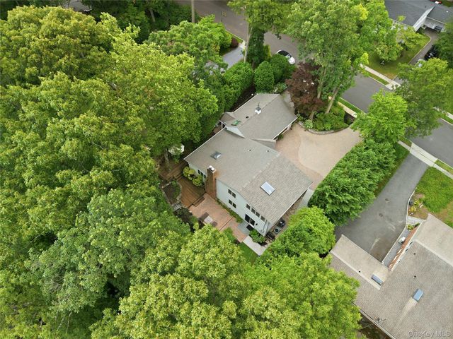 16 Sagamore Road, East Norwich, NY 11732