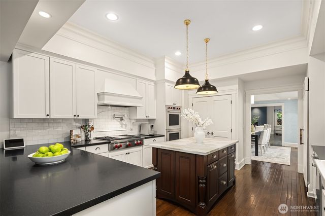 2042 77th Avenue NE, Medina, WA 98039