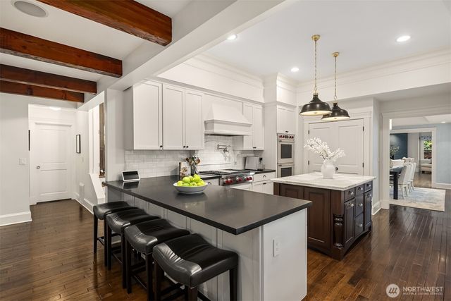 2042 77th Avenue NE, Medina, WA 98039