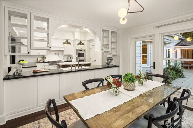 2042 77th Avenue NE, Medina, WA 98039