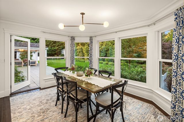 2042 77th Avenue NE, Medina, WA 98039