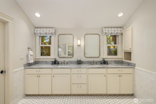 2042 77th Avenue NE, Medina, WA 98039