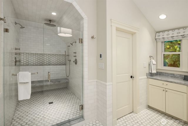 2042 77th Avenue NE, Medina, WA 98039