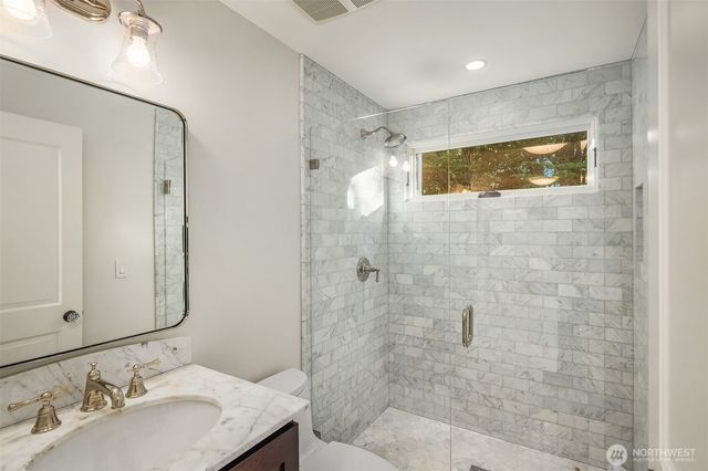 2042 77th Avenue NE, Medina, WA 98039