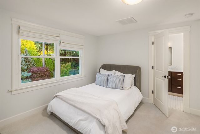 2042 77th Avenue NE, Medina, WA 98039