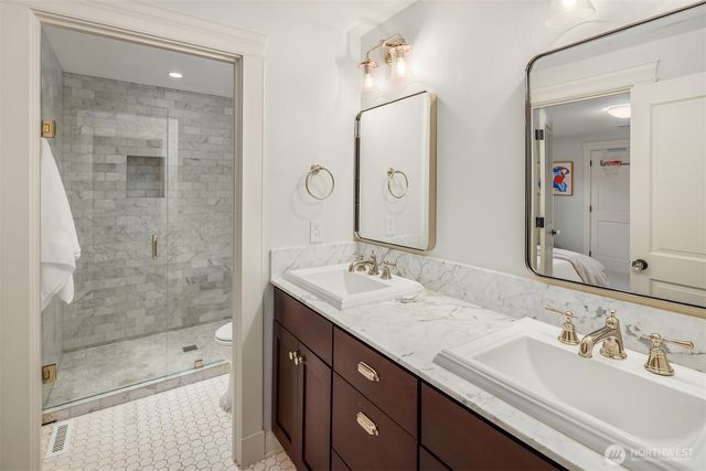 2042 77th Avenue NE, Medina, WA 98039