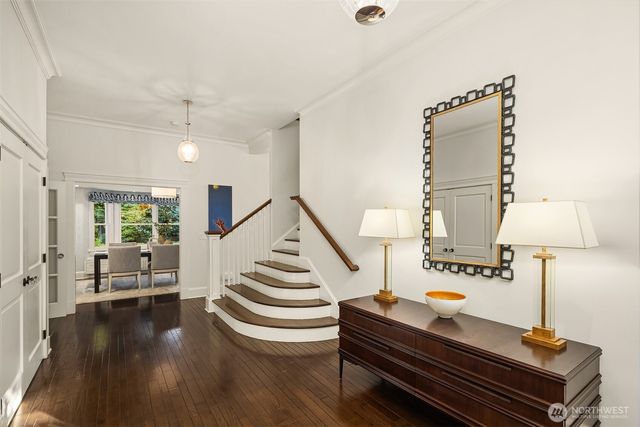 2042 77th Avenue NE, Medina, WA 98039