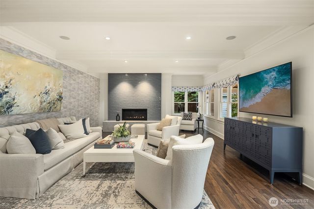 2042 77th Avenue NE, Medina, WA 98039