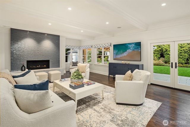 2042 77th Avenue NE, Medina, WA 98039